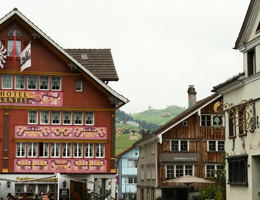 Bemalte Häuserfassaden im Dorf Appenzell