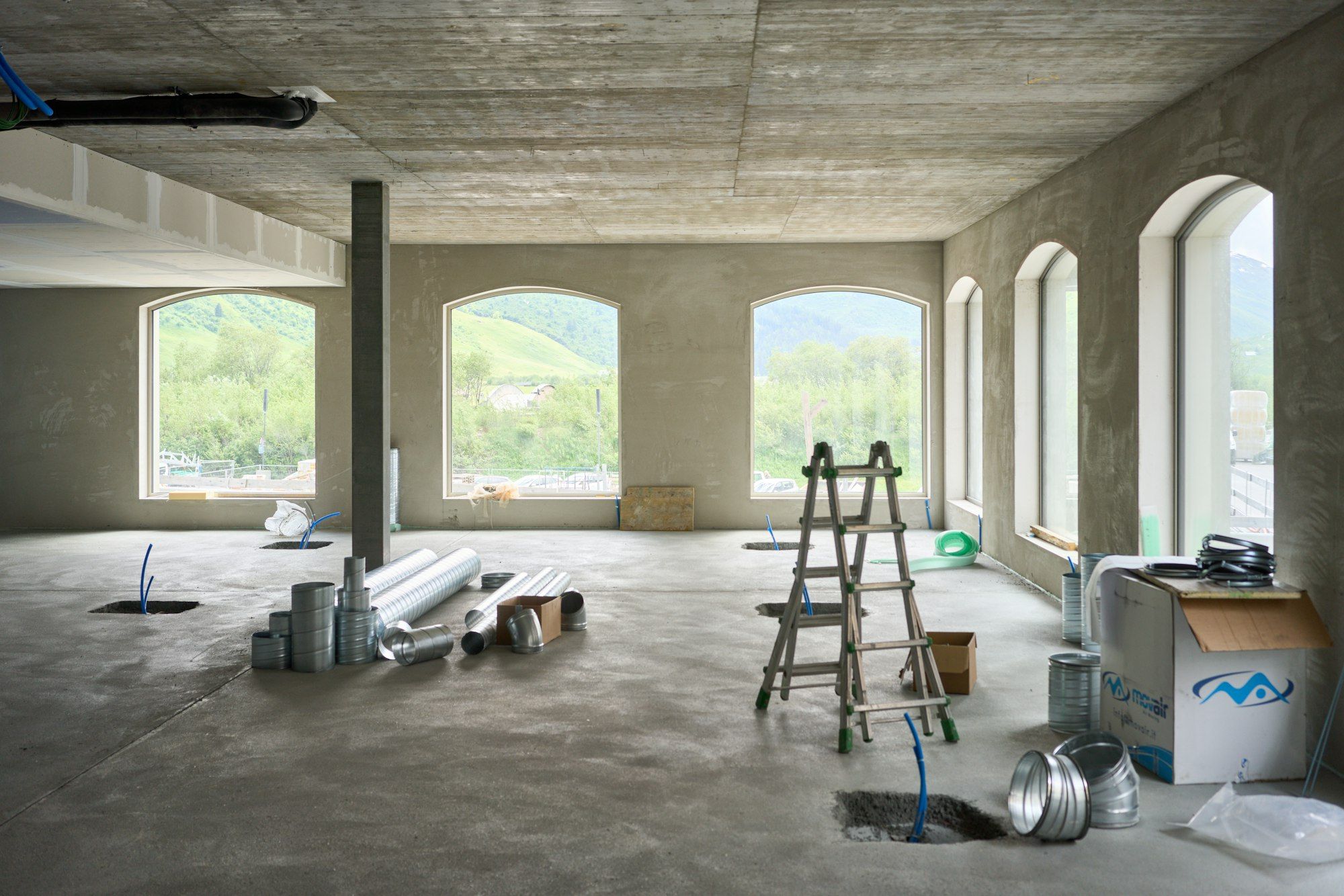 Heller Raum im Umbau mit Leiter und Baumaterial