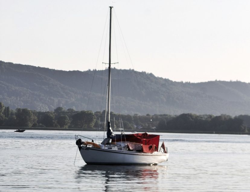 Segelboot auf dem ruhigen Bodensee