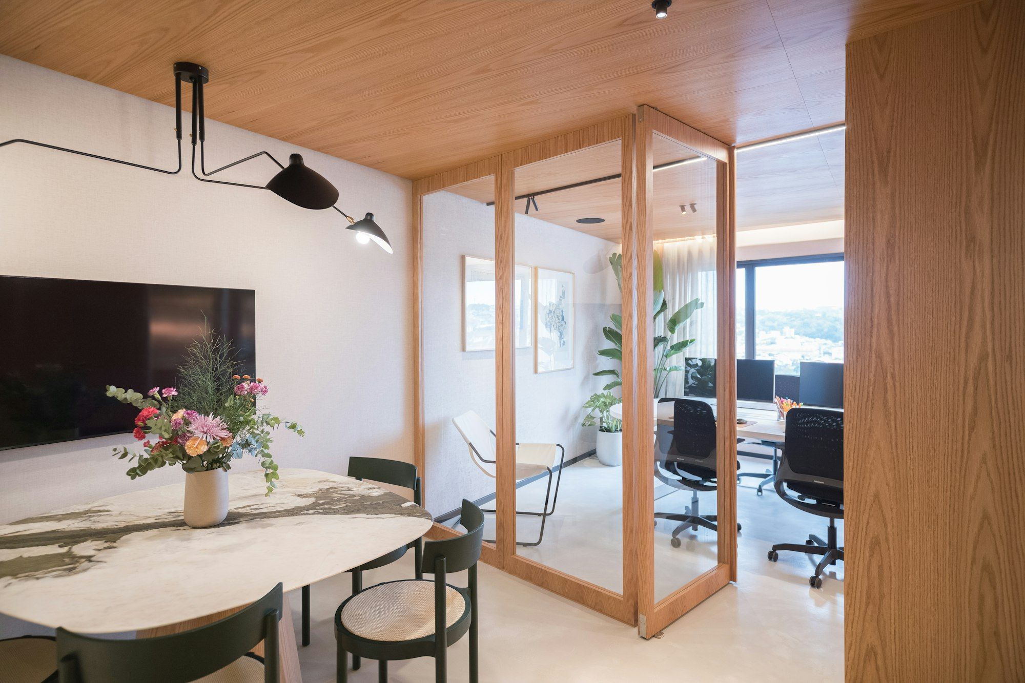 Modernes, aufgeräumtes Büro mit Besprechungsbereich