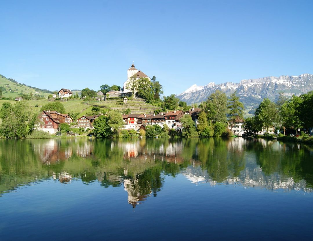 Schloss und Städtli Werdenberg spiegeln sich im Werdenbergersee